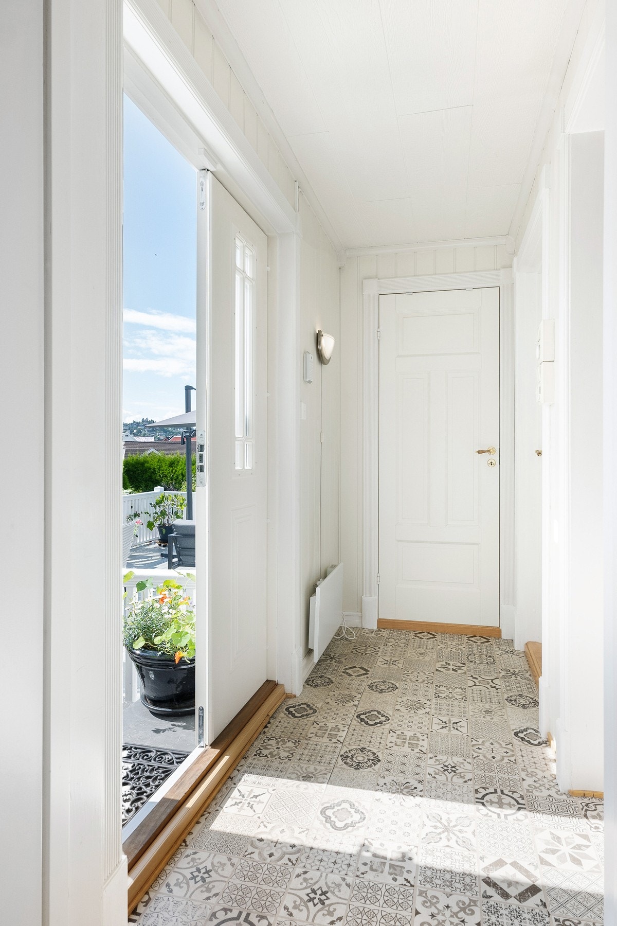 Velkommen inn i et flott familiehjem med en delikat miks av klassisk og moderne. I Galleribilde