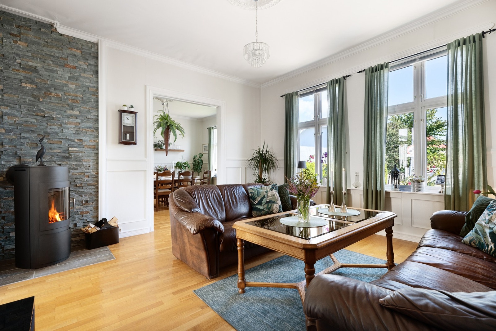 Alle tre stuene er innredet med parkettgulv, vakre rosetter i taket og hvitmalte brystningsspeil på veggene. Store krysspostvinduer slipper inn rikelig med naturlig lys. Galleribilde