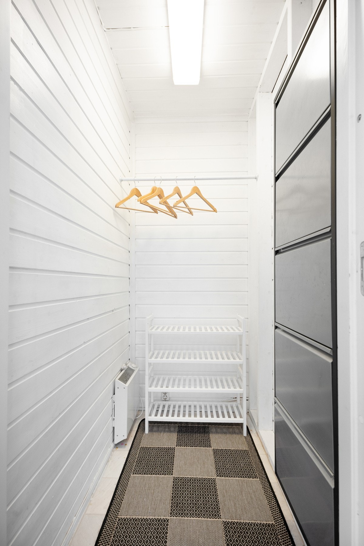 Et eget walk-in closet gjør det enkelt å holde det ryddig i entreen. Galleribilde