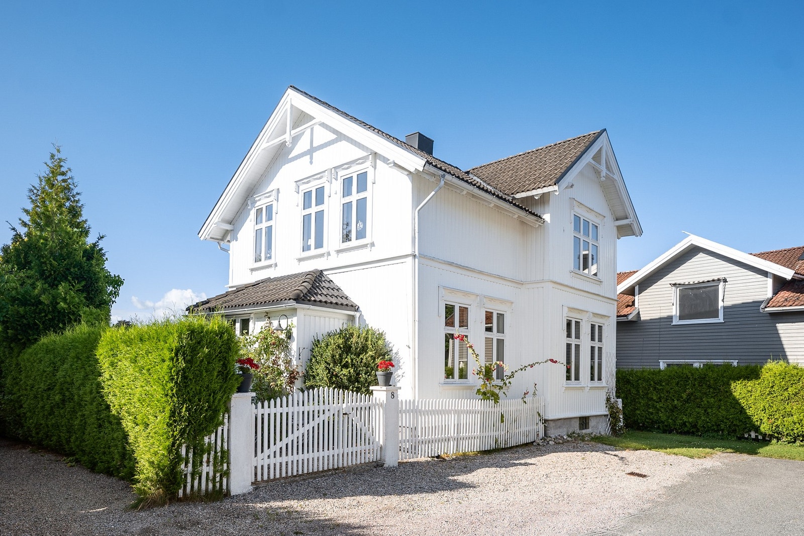 Eiendommen har to adkomster, fra Wessels gate til garasjen og fra Sverres gate til en gruslagt gårdsplass. Galleribilde