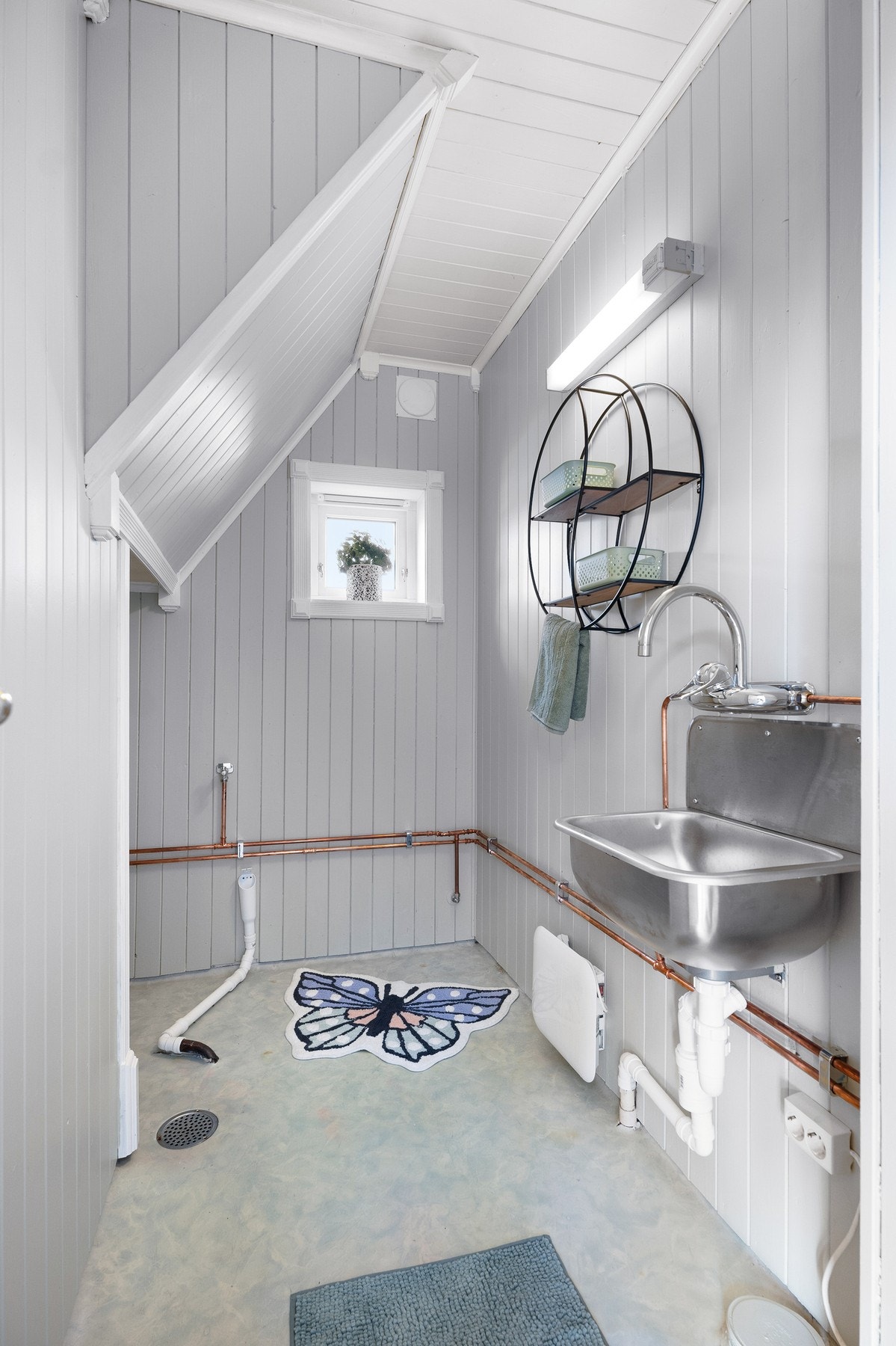 Vaskerommet har gulvbelegg, utslagsvask og opplegg for vaskemaskin. Galleribilde