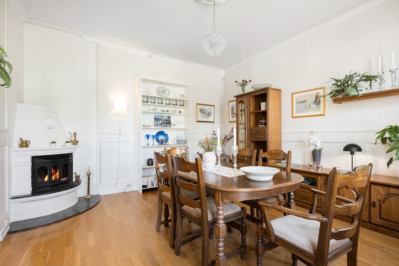 Lune kvelder sikres av en murt hjørnepeis. Galleribilde