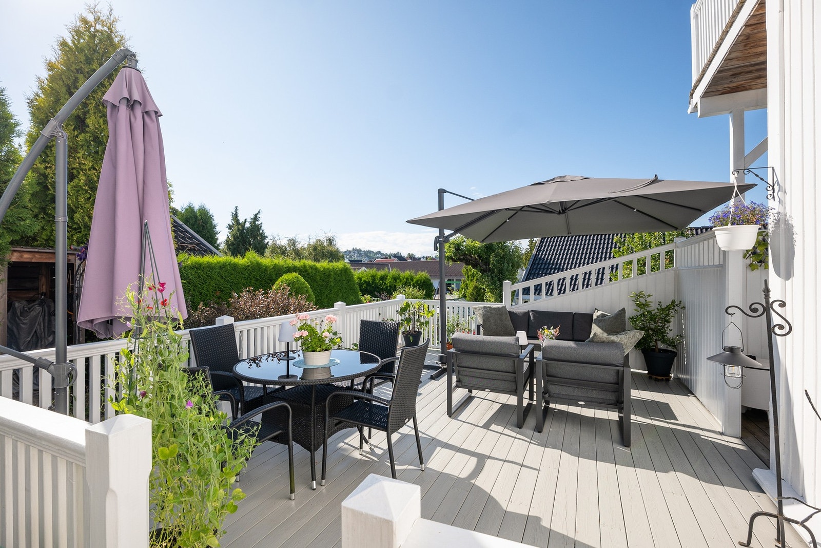 Solrik terrasse med levegger for fin skjerming. Her nytes enkelt både stille stunder og lange, sosiale kvelder i godt lag. Galleribilde