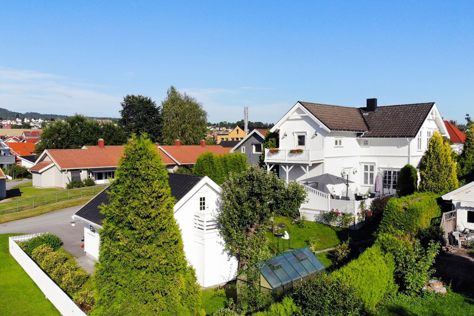 PrivatMegleren/ v Carine Paasche Sivertsen har gleden av å presentere, Sverres gate 8. En klassisk og romslig enebolig med populær beliggenhet på Bakken. Galleribilde