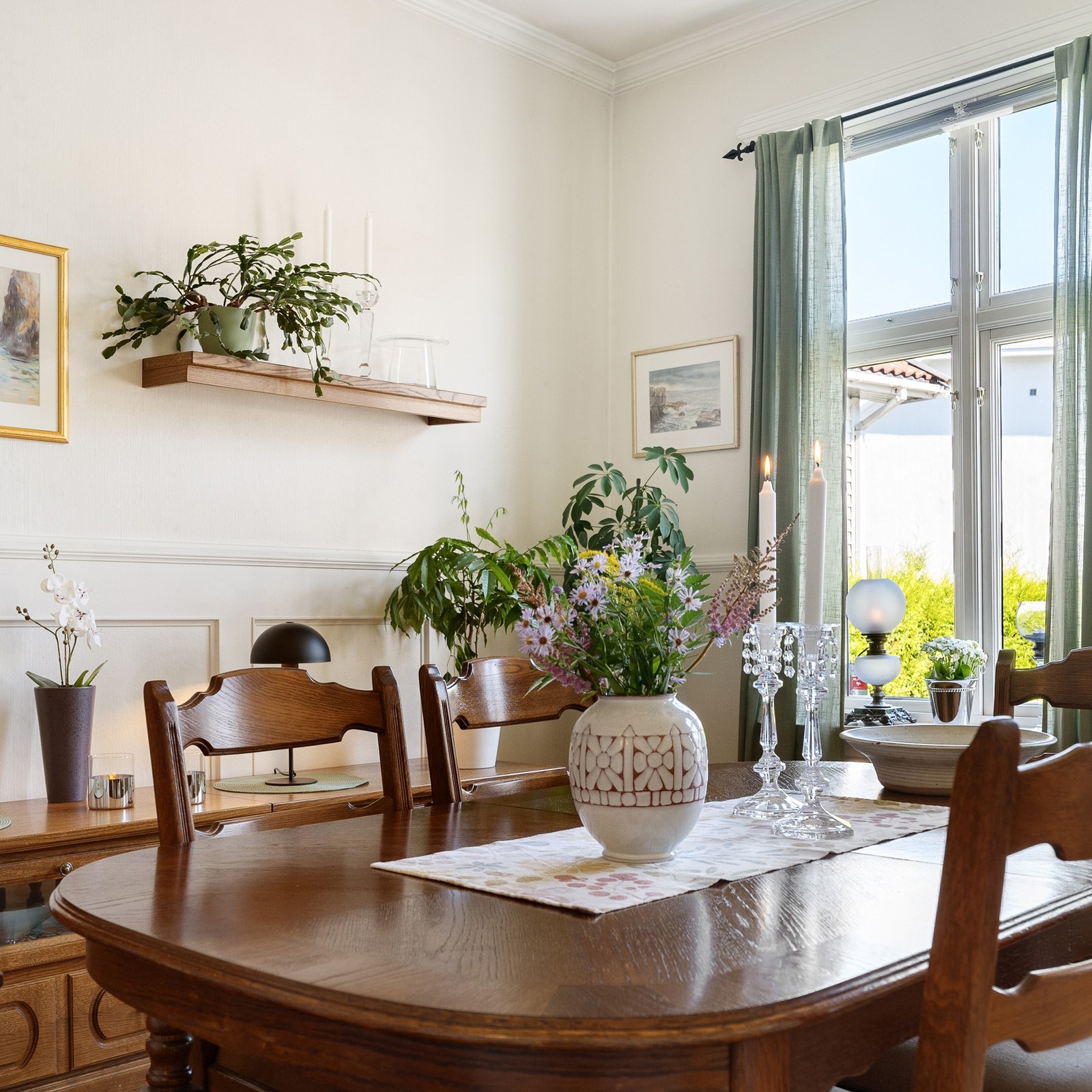 Den innerste stuen passer utmerket som spisestue, og her samles familien for hyggelige måltider rundt et langbord. Galleribilde