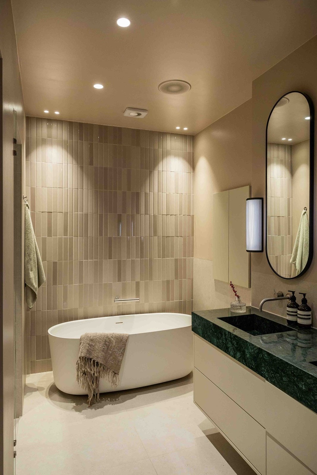 På masteravdelingen finner du et eget romslig baderom med dobbeltservant, badekar og dusjsone. Galleribilde