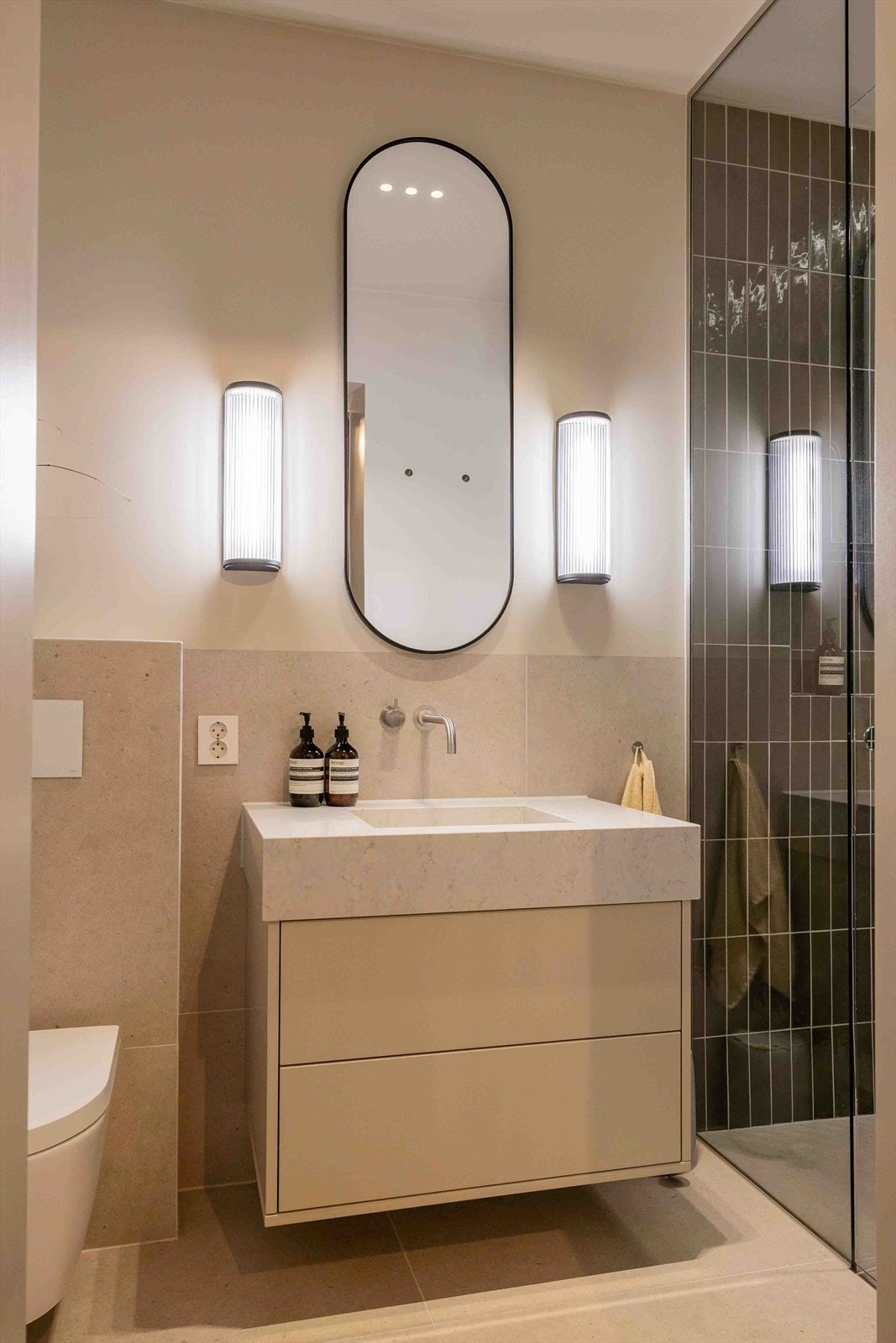 Baderom 2 av samme høye standard. Blandebatterier og dusjene er integrerte fra merket Vola. Galleribilde