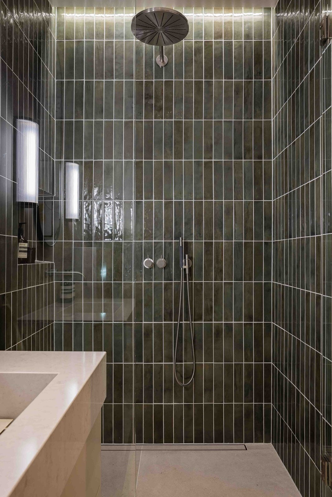 Romslig dusjsone på baderom 2. God og smart belysning i hele boligen levert av SML-lightning. Galleribilde