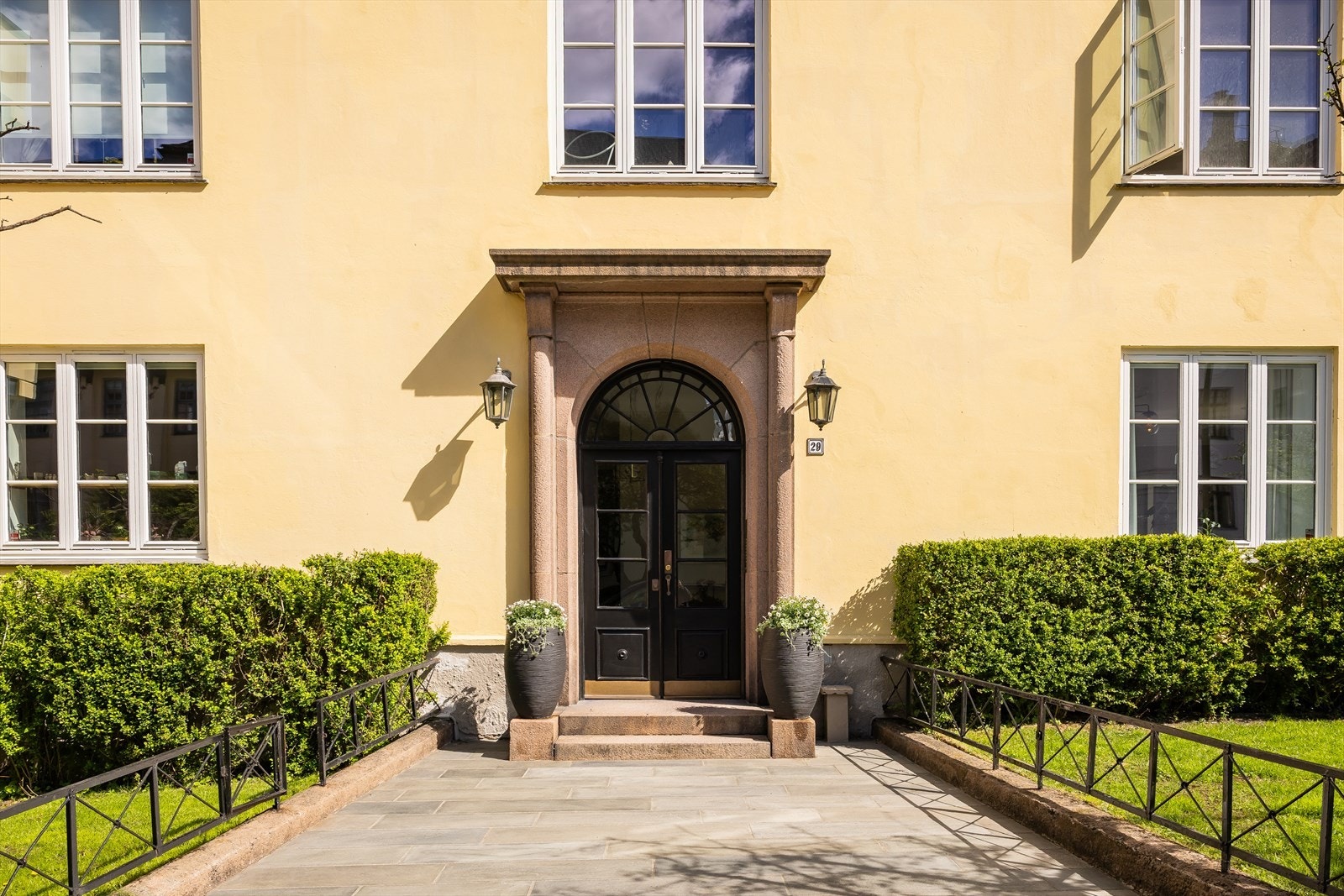 Staselig og flott inngangsparti som er oppvarmet og gir isfri adkomst året rundt. Galleribilde