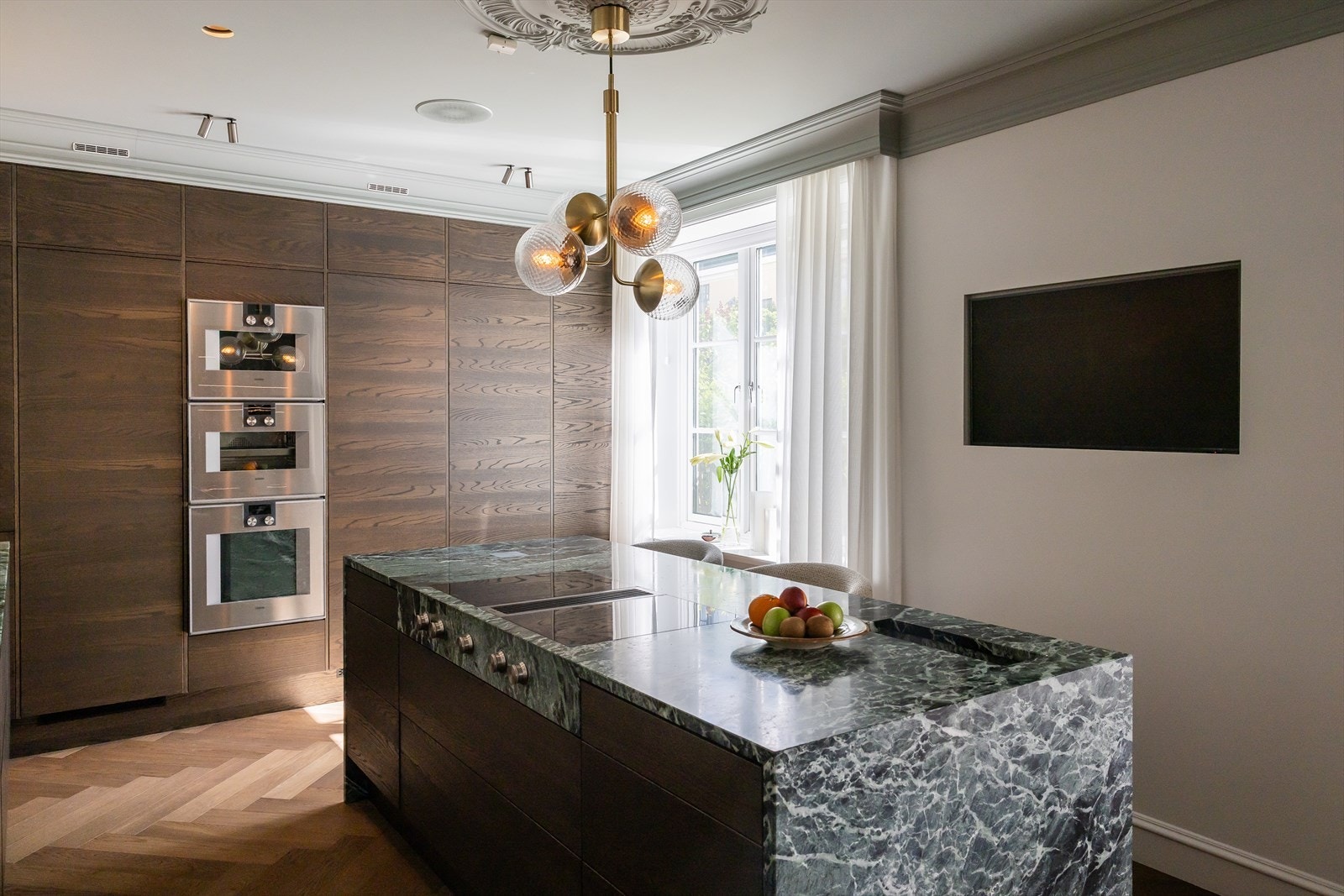Denne må oppleves! Gaggenau 400-serie på hvitevarer og kjøleskap fra Liebherr. Quooker med kokende, kaldt og kullsyrevann rett fra springen. Galleribilde