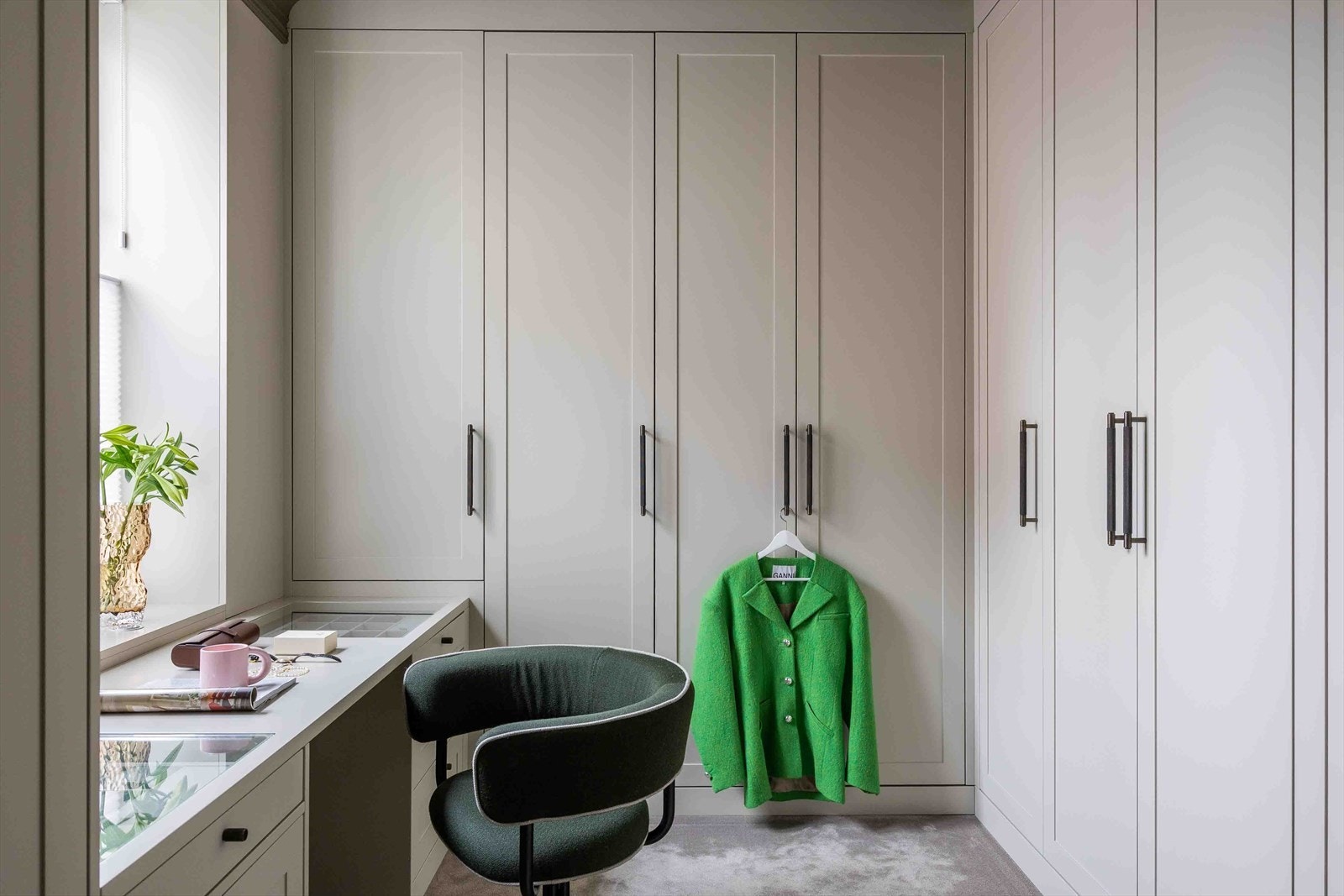 Walk-in garderobe til masteravdeling. Galleribilde