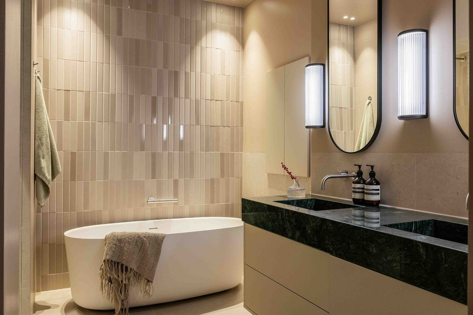 Master bad med dobbel dusj og badekar. Blandebatterier og dusjene er integrerte fra merket Vola. Galleribilde