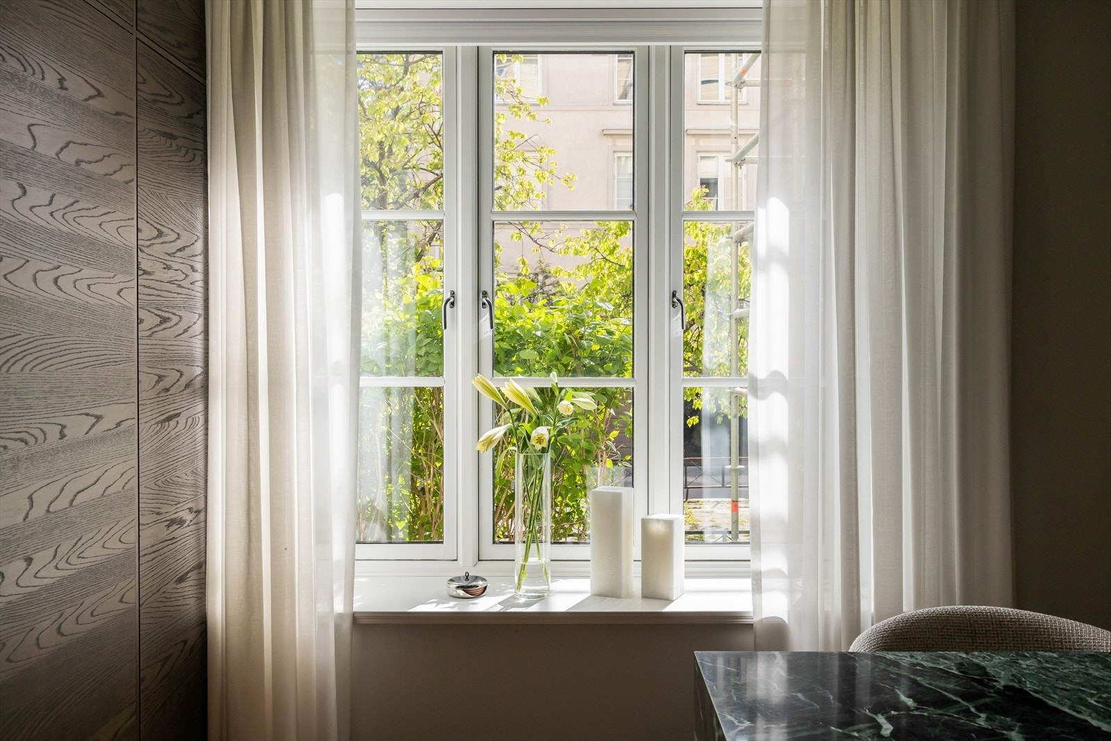 Grønn inngjerdet forhage som gir deg en tilbaketrukket og skjermet beliggenhet. Galleribilde