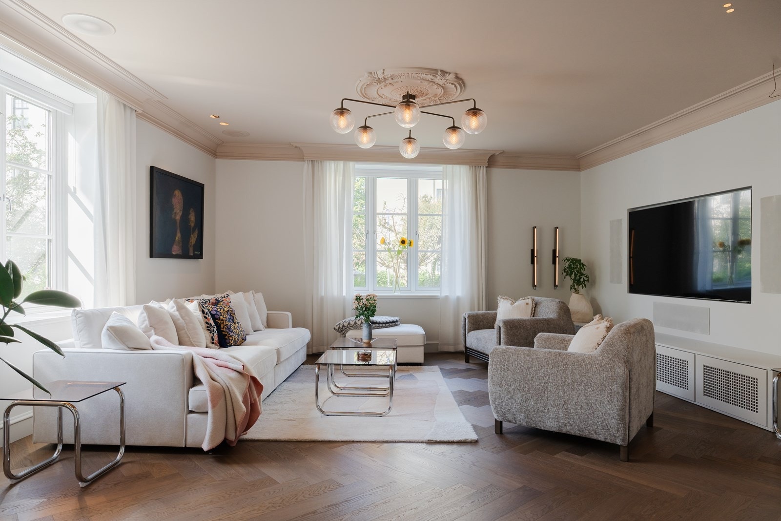 Meget høy standard og utførsel på håndverkerarbeid. Dokumentasjon foreligger. Vannbåren gulvvarme. Galleribilde