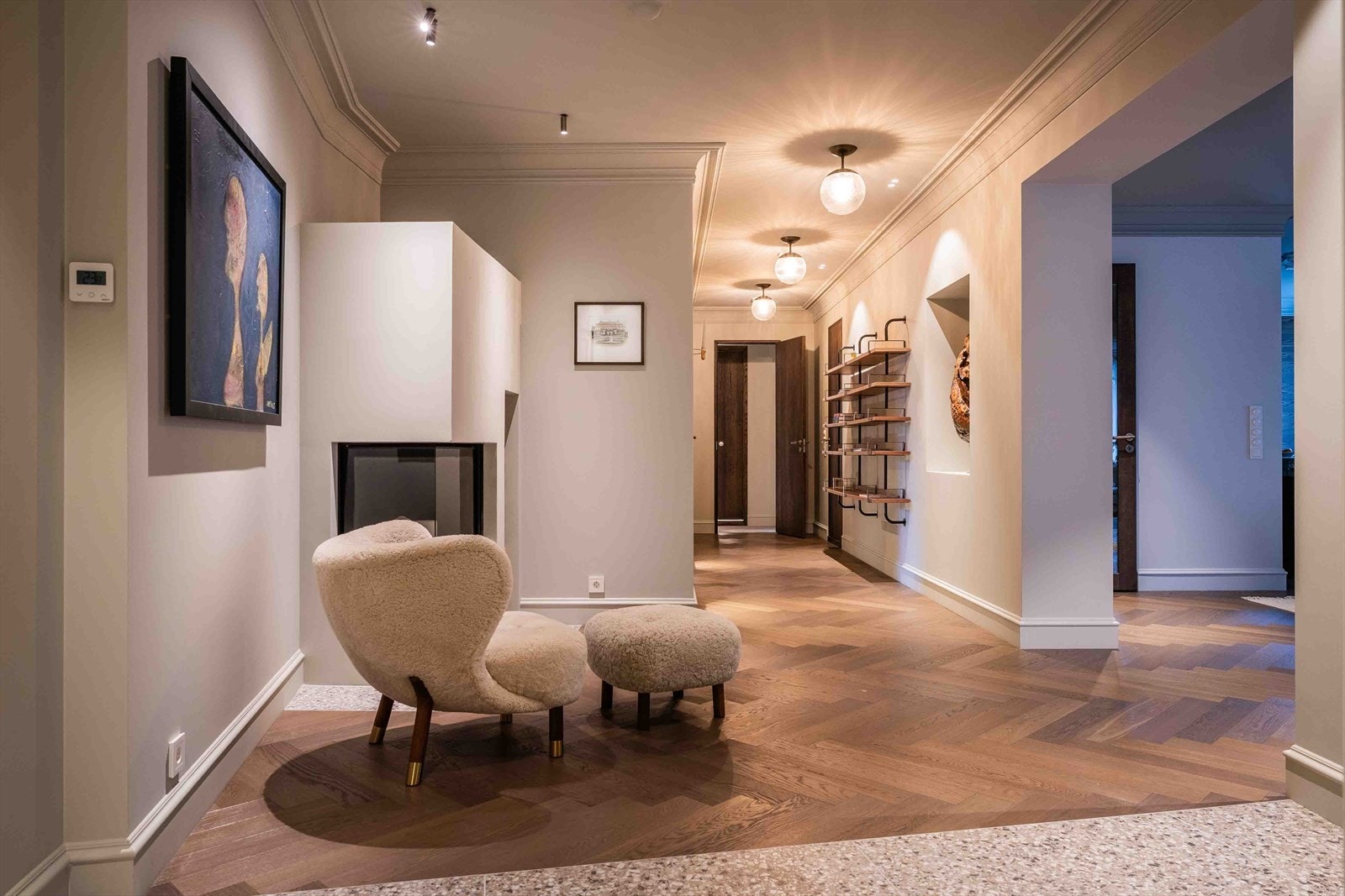 Romslig hall med god atmosfære. Hjørnepeis som varmer godt. Ingen dokumentavgift. Galleribilde