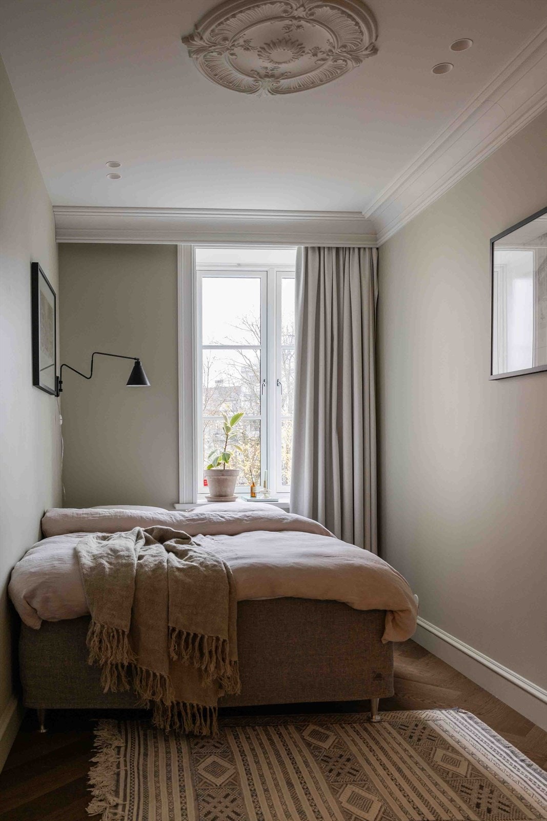 Soverom 2 som vender mot bakgård. Også her imponerende takhøyde. Galleribilde