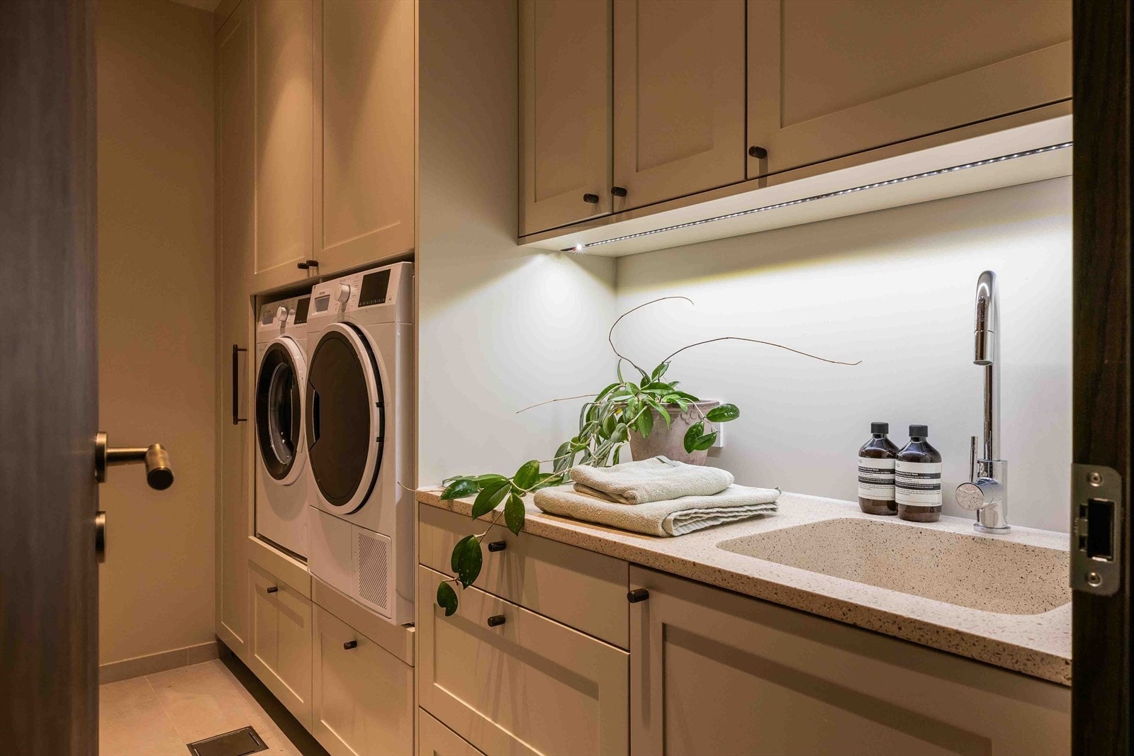 Svært praktisk med romslig vaskerom i leiligheten. Galleribilde