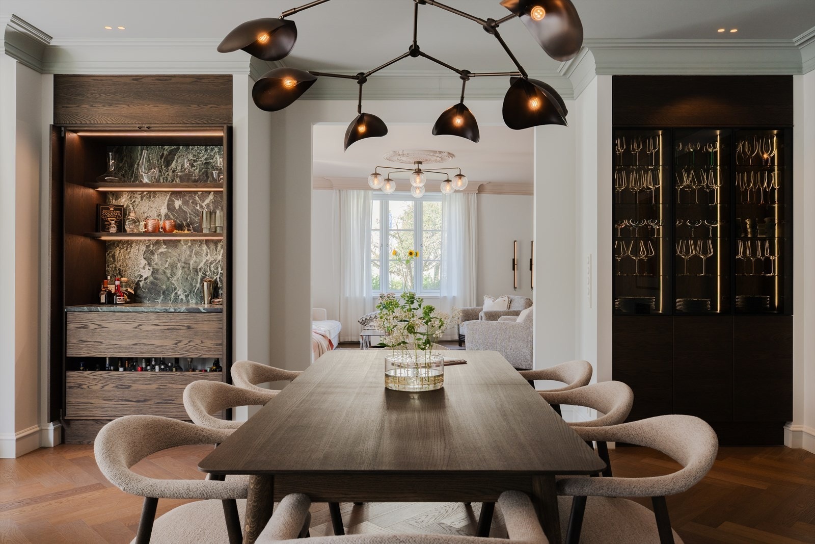 Påkostet og tilbaketrukket 5(6)-roms i høy og skjermet første etasje. Galleribilde