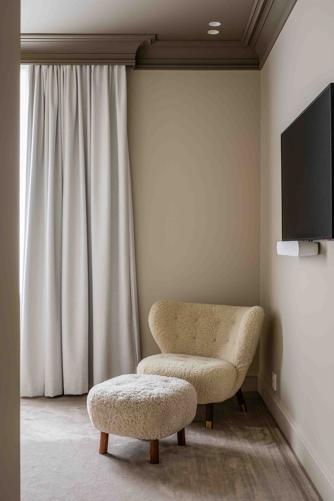 Gjennomført leilighet med påkostede løsninger og materialvalg av høy kvalitet. Galleribilde