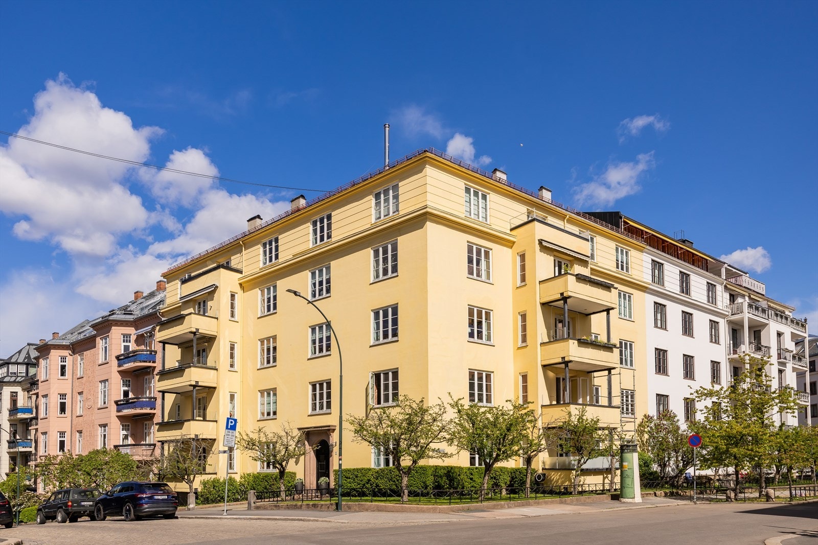 Solrikt og tilbaketrukket med forhage. Denne boligen må oppleves! Galleribilde