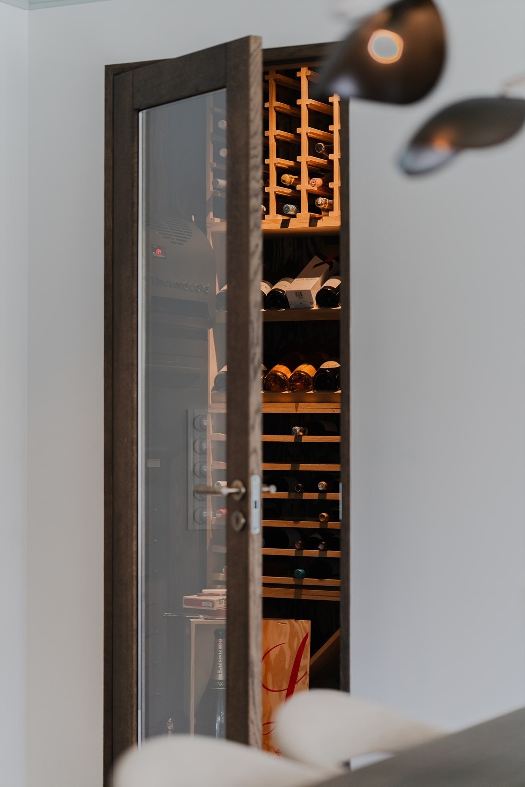 Eget temperert vinrom i tilknytning til kjøkken. Galleribilde