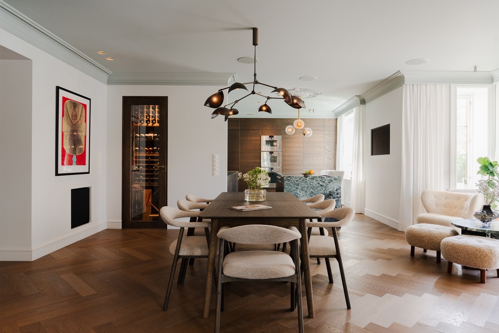 Delikat og meget gjennomført med blant annet Gaggenau 400-serien og eget vinrom. Galleribilde