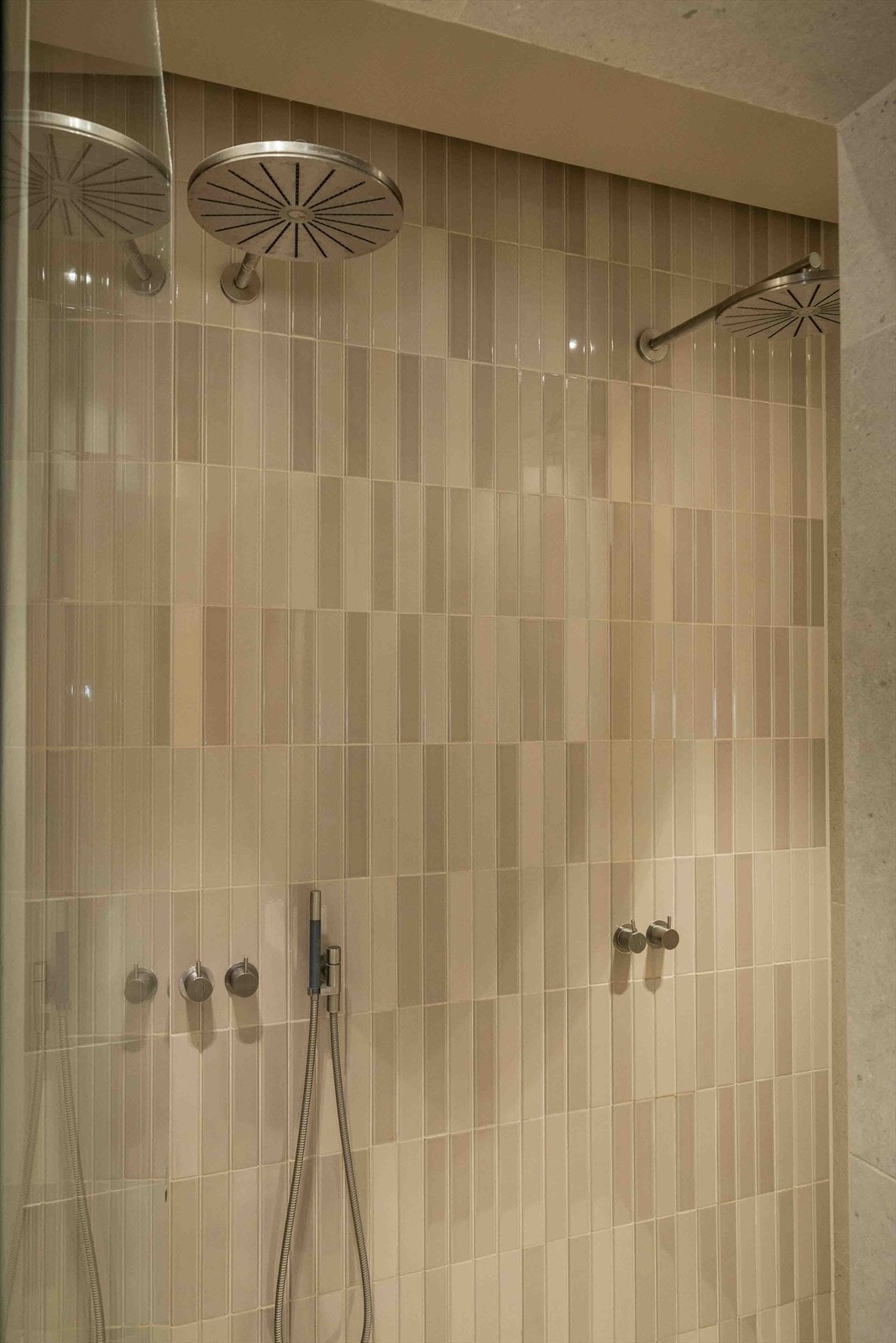 Herlig dusjsone med dobbel dusj i kvalitetsmerke Vola. Galleribilde