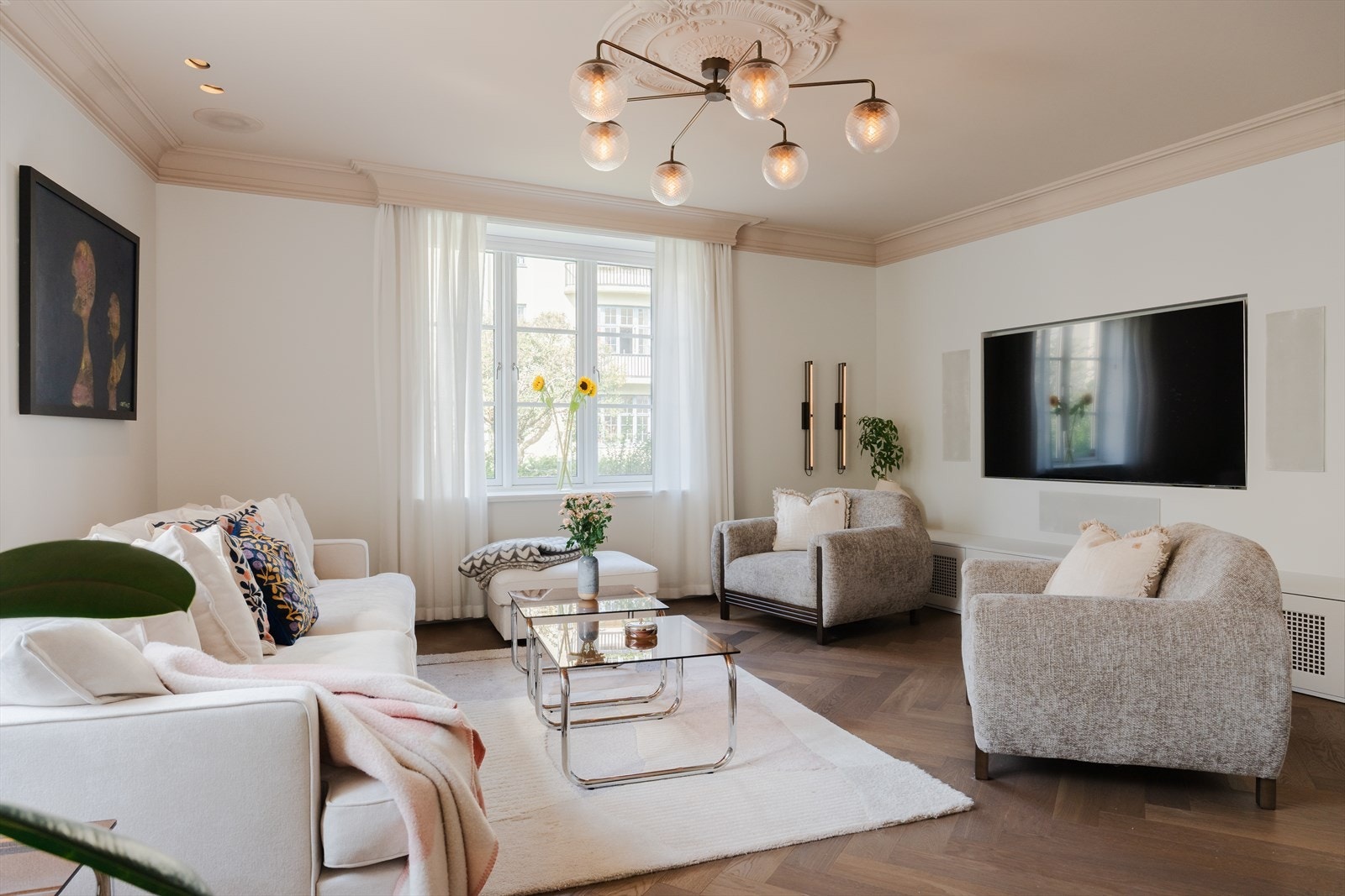 Snekkerbygde møbler og garderober. Belysning levert av SML. Galleribilde