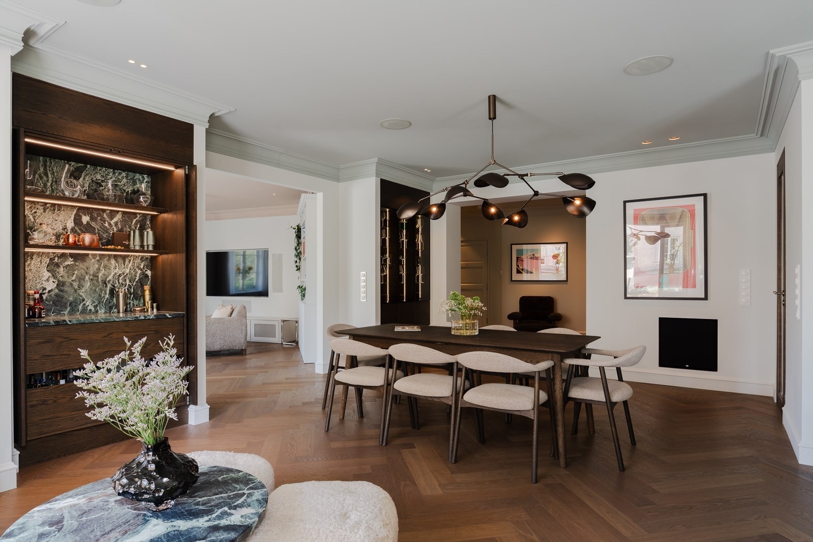 Meget høy standard og utførsel på håndverkerarbeid. Dokumentasjon foreligger. Vannbåren gulvvarme. Galleribilde