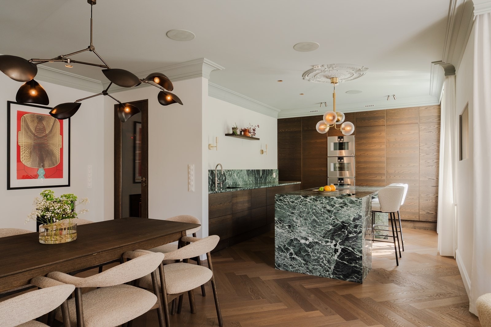 Snekkerbygde møbler og garderober. Belysning levert av SML. Galleribilde