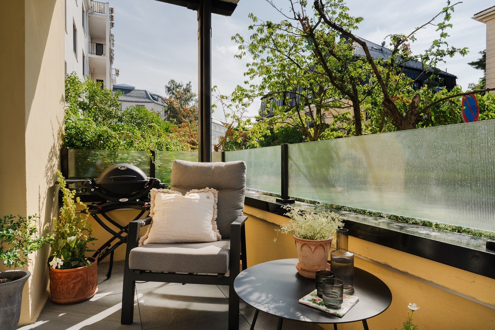 Solrik uteplass på 9 kvm. Inngjerdet forhage mot rolig område. Galleribilde