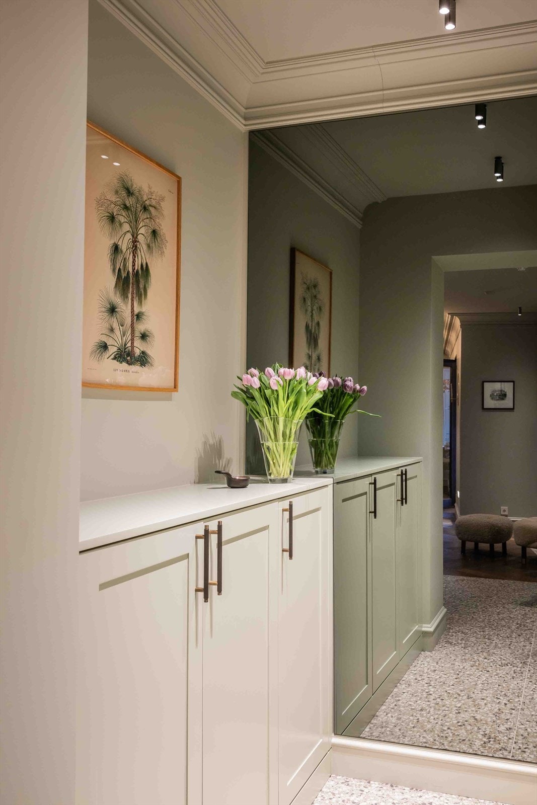 Garderoberom i tilknytning til entréen med god plass til sko og yttertøy. Galleribilde