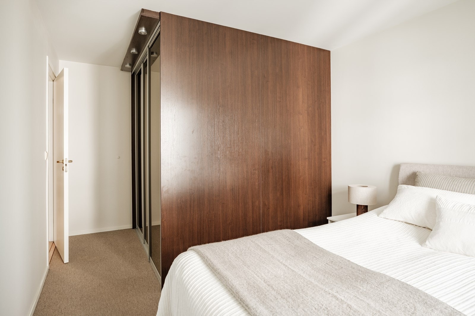 Hovedsoverom. Man kan fjerne walk-in-closet og heller ha en åpen løsning hvis man ønsker det. Galleribilde