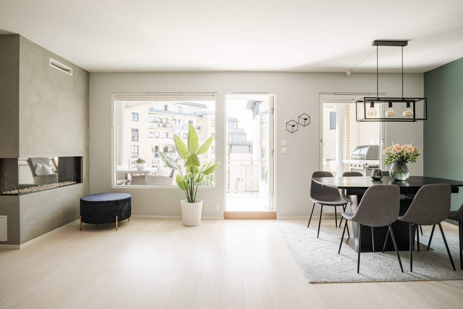 Store vindusflater mot syd som fører til godt med naturlig lys både sommer og vinter. Galleribilde