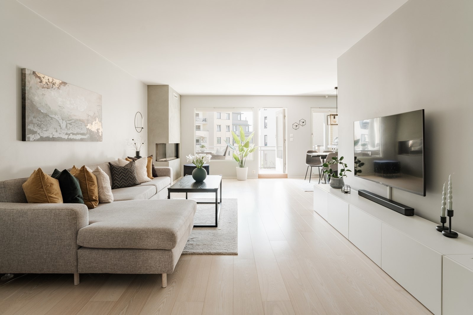 Stuen er et romslig og sosialt rom med delvis åpen løsning til kjøkkenet. Galleribilde