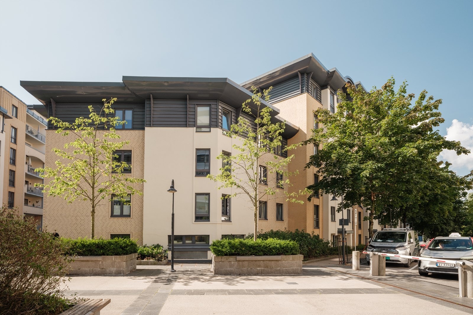 Sameiet består av 223 seksjoner, av disse er 220 boligseksjoner og 3 næringsseksjoner, hvorav det ene (snr. 223) er et eget parkeringssameie. Galleribilde