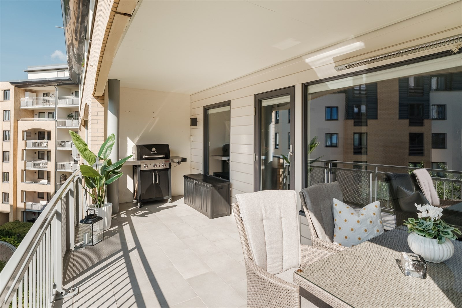 I følge selger er det sol her fra ca. 10:00-18:00 midt på sommeren. Her kan man fint grille middagen ute. Galleribilde