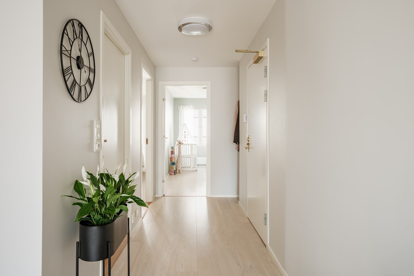 Plass til å henge fra seg ytterjakker og sko i nisje, se pil på bildet. Galleribilde