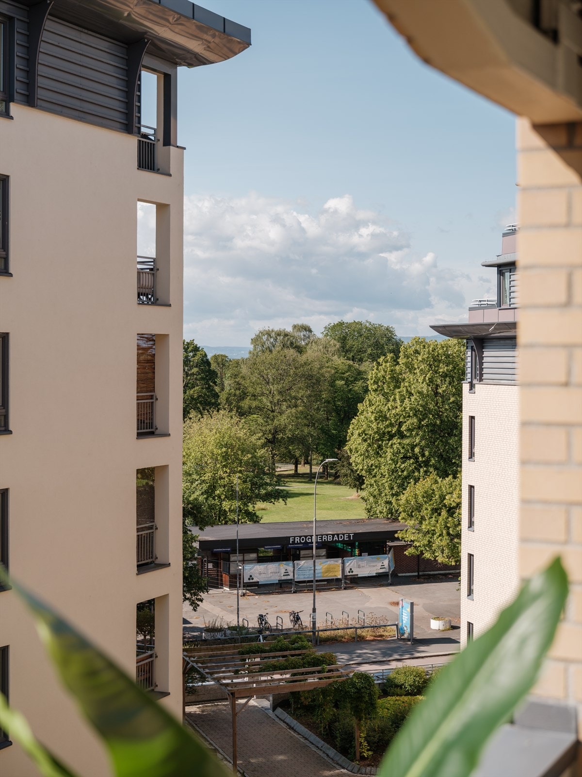 Fra stuen er det direkte adkomst til en stor og herlig balkong på ca. 14 kvm med utsikt mot Frognerparken. Galleribilde
