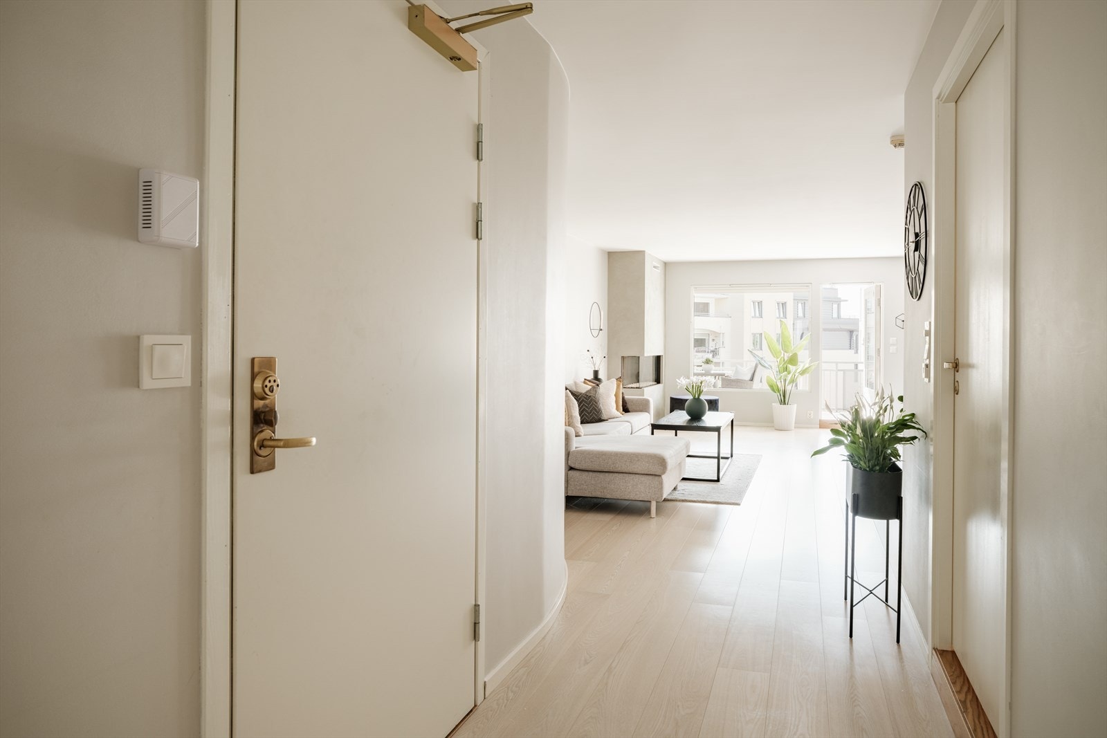 Heisadkomst til leiligheten. Innbydende og lyst inggangsparti. Galleribilde