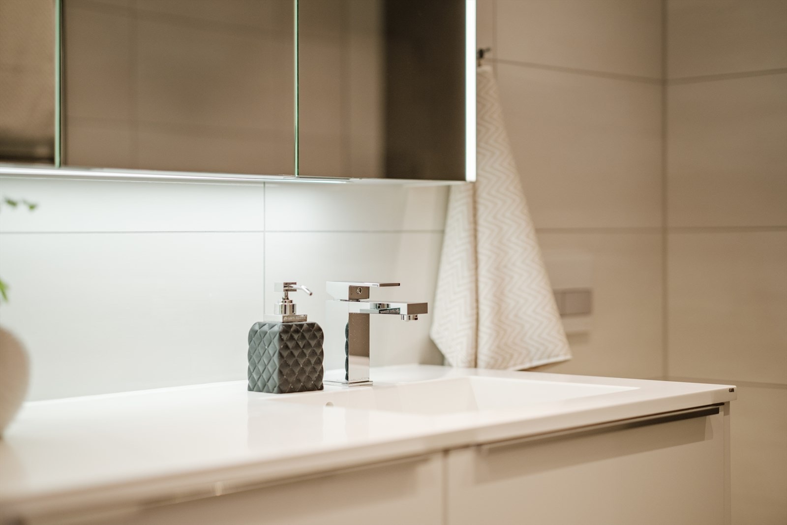 Svært gode oppbevaringsmuligheter med både under- og overskap. Galleribilde