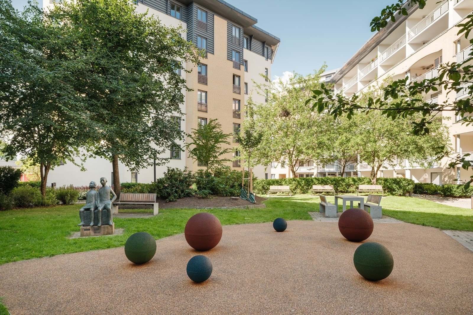 Eiendommen er beliggende i Colosseum Park, et meget attraktivt og veletablert område på Majorstuen. Her har du nærhet til det meste du trenger i hverdagen. Galleribilde
