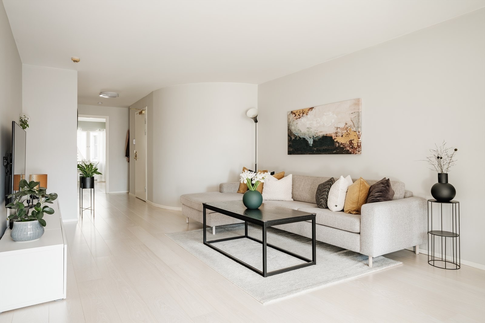 Naturlig plass til stor sofagruppe og TV-møblement. Galleribilde