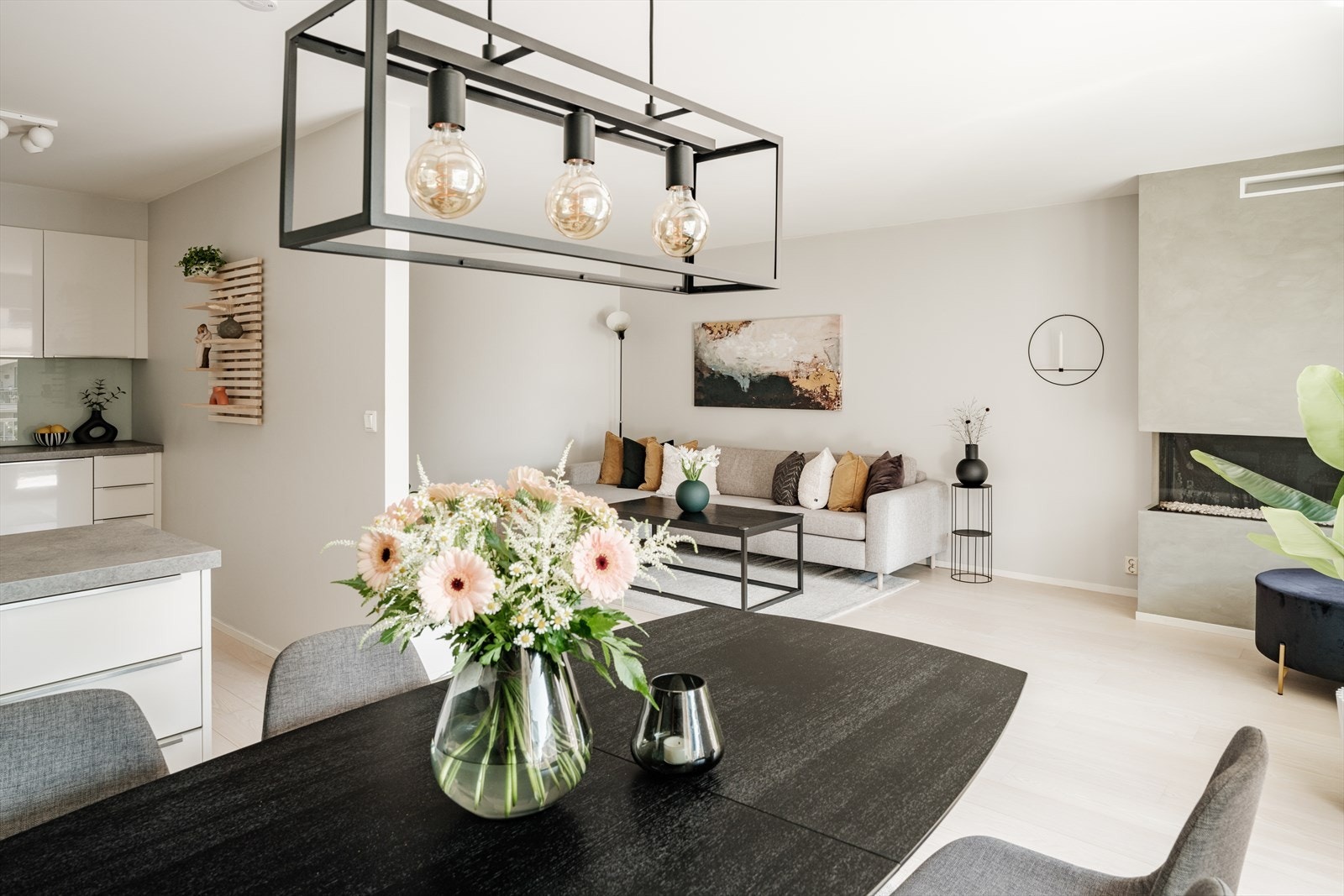 God plass til stort spisebord i tilknytning kjøkkenet. Galleribilde