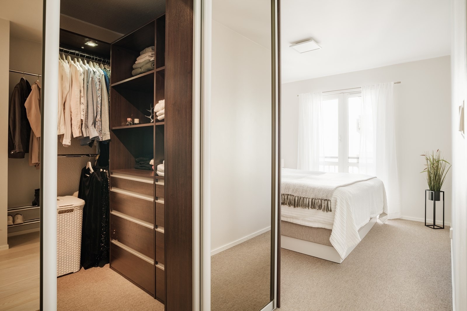 Leiligheten har et romslig hovedsoverom med stort walk-in-closet. Galleribilde