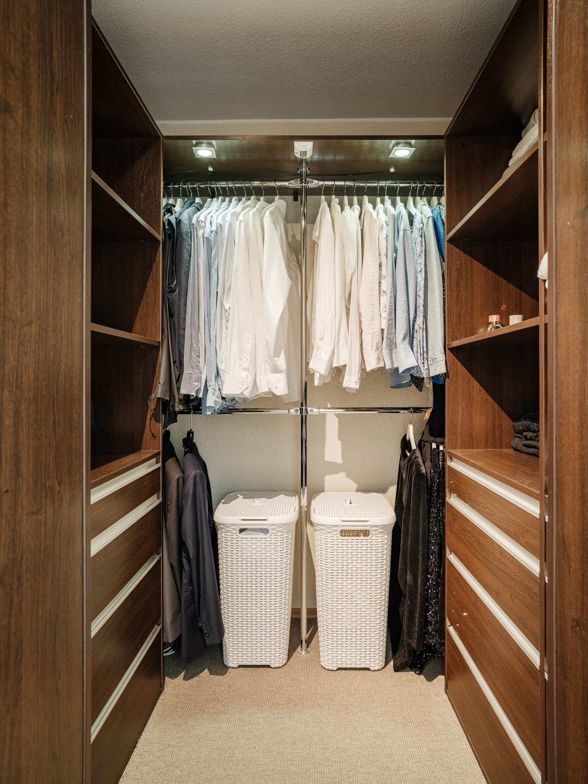 Plassbygget walk-in-closet med gode oppbevaringsmuligheter. Galleribilde
