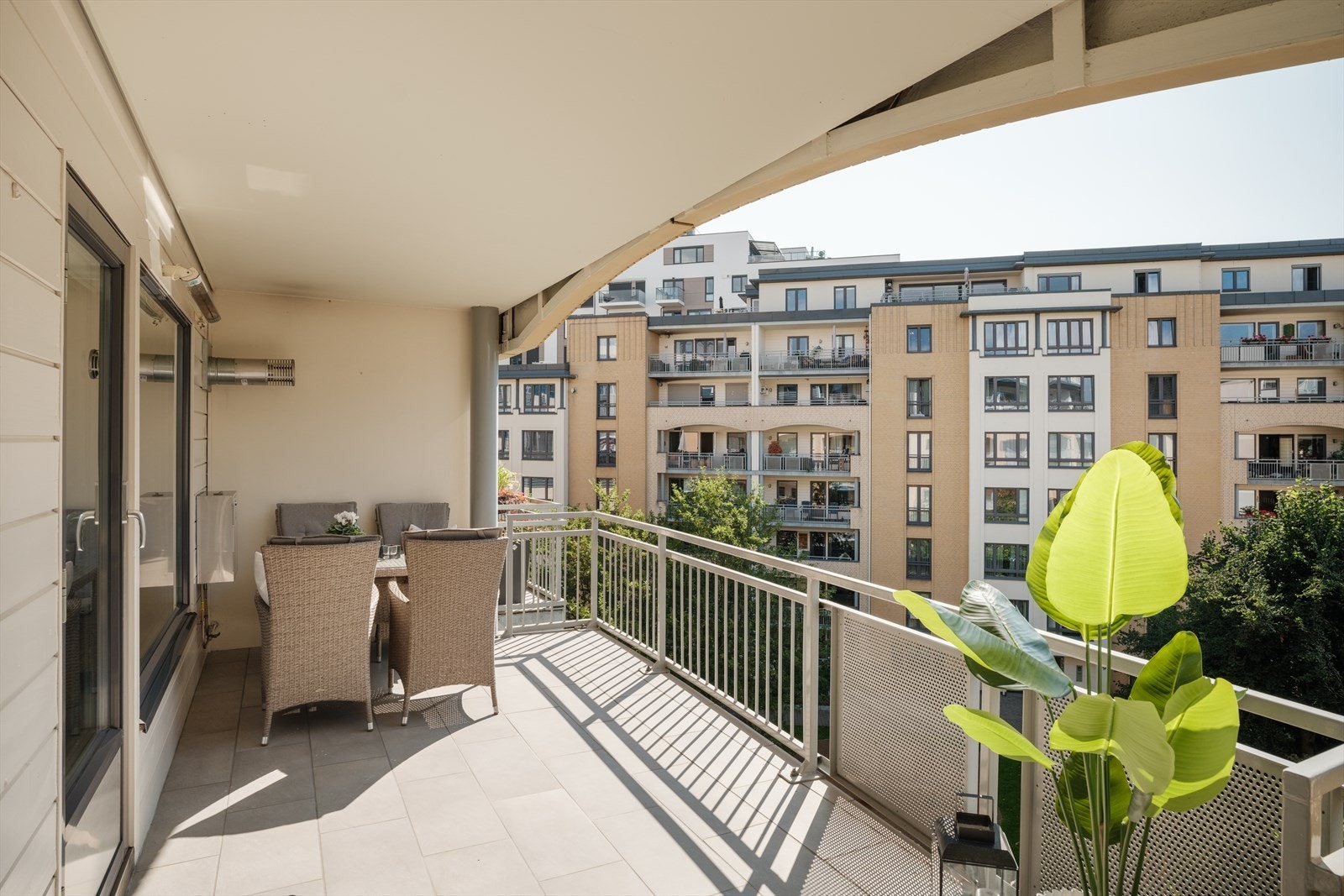 Her er det rikelig med plass til et hyggelig utemøblement samt grill. Det er lagt fliser på gulvet og installert elektrisk stråleovn på veggen. Galleribilde