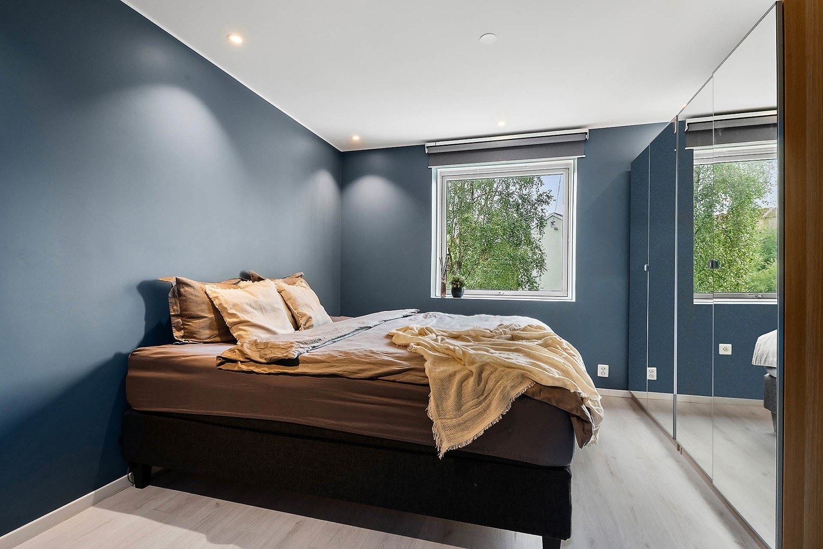 Soverommet er romslig malt i en god blåtone som gir en rolig og god atmosfære. Vinduet har montert en praktisk elektrisk rullgardin som styres med en fjernkontroll Galleribilde