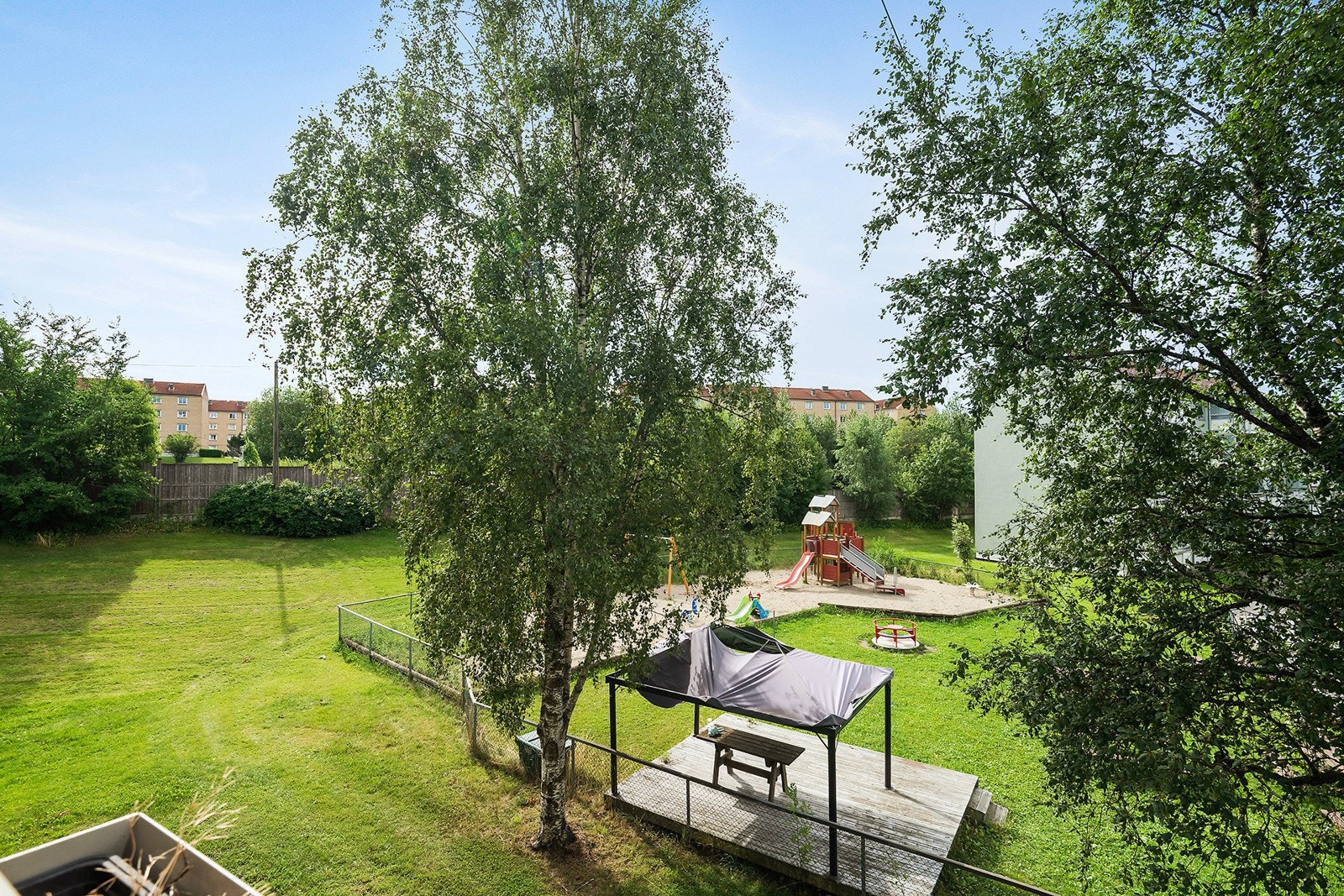 Nærområde rundt i borettslaget er godt opparbeidet med grønstområder som gress, beplanting, lekeplassser og sittegrupper. Galleribilde