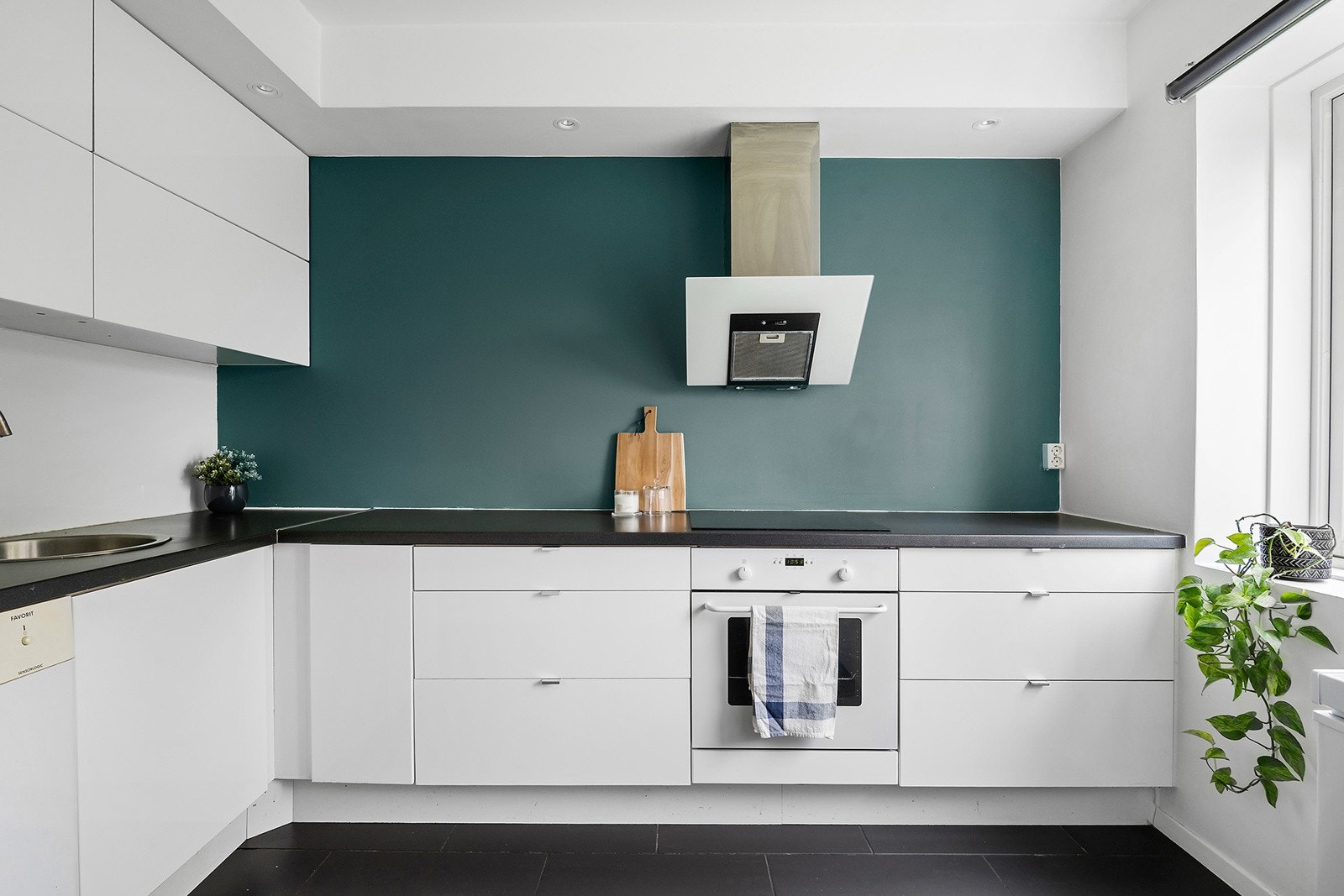 Kjøkkenet har integret komfyr og koketopp samt oppvaskmaskin. Galleribilde